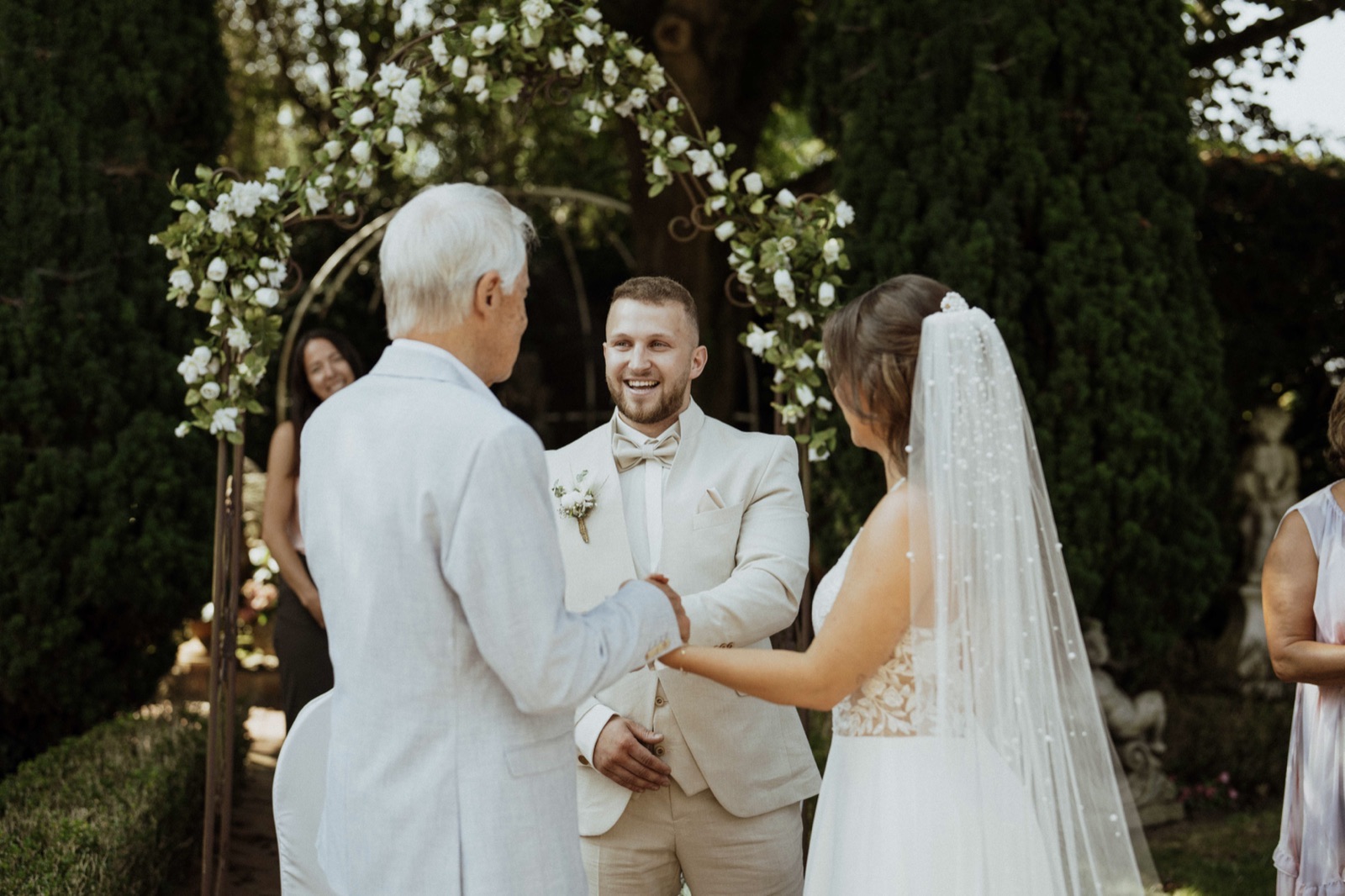 Standesamtliche Trauung - Ringwechsel bei der Zeremonie